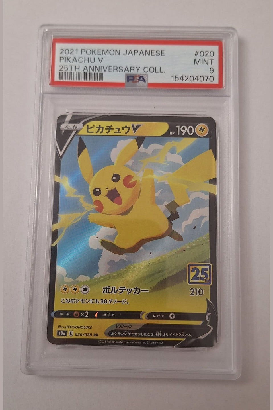 Cartonas PSA 9 Mint Pikachu V 020/028, certificat 154204070, fata: poza exemplarului real